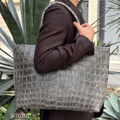 【クロコダイルポロサス 墨染め】ワニ革墨染めビッグトートバッグ- Crocodile Porosus SUMI Big Tote Bag