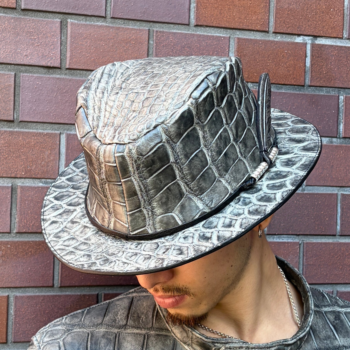 SOTOMI×ATSU CROCODILE POROSUS SUMI "Feather" HAT PLATINUM【クロコダイルポロサス/墨染め/ハット/カービング/プラチナ】