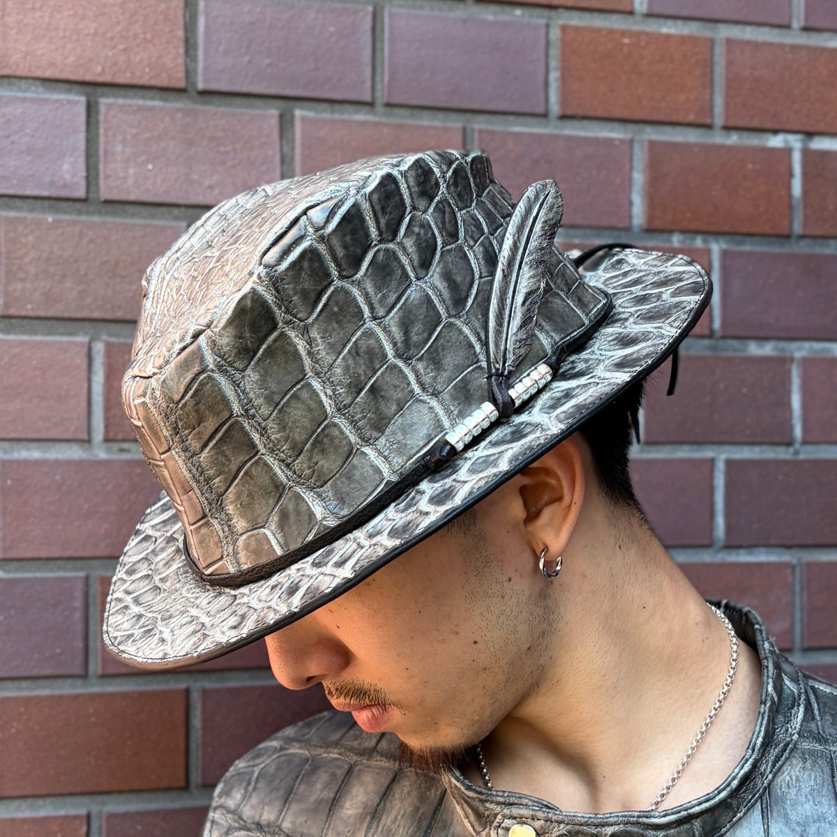 SOTOMI×ATSU CROCODILE POROSUS SUMI "Feather" HAT PLATINUM【クロコダイルポロサス/墨染め/ハット/カービング/プラチナ】